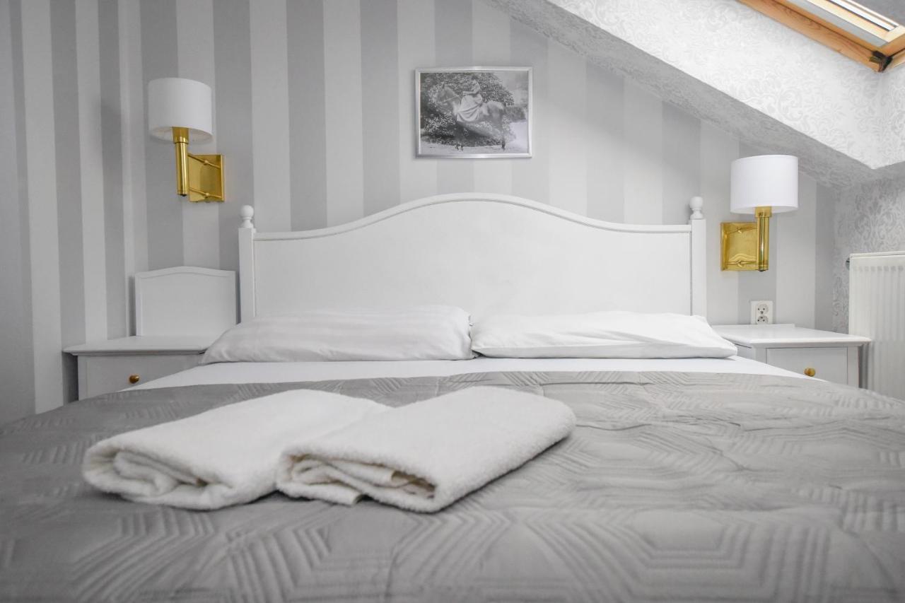 Hotel Dwor Ostoia à Rymanów Extérieur photo