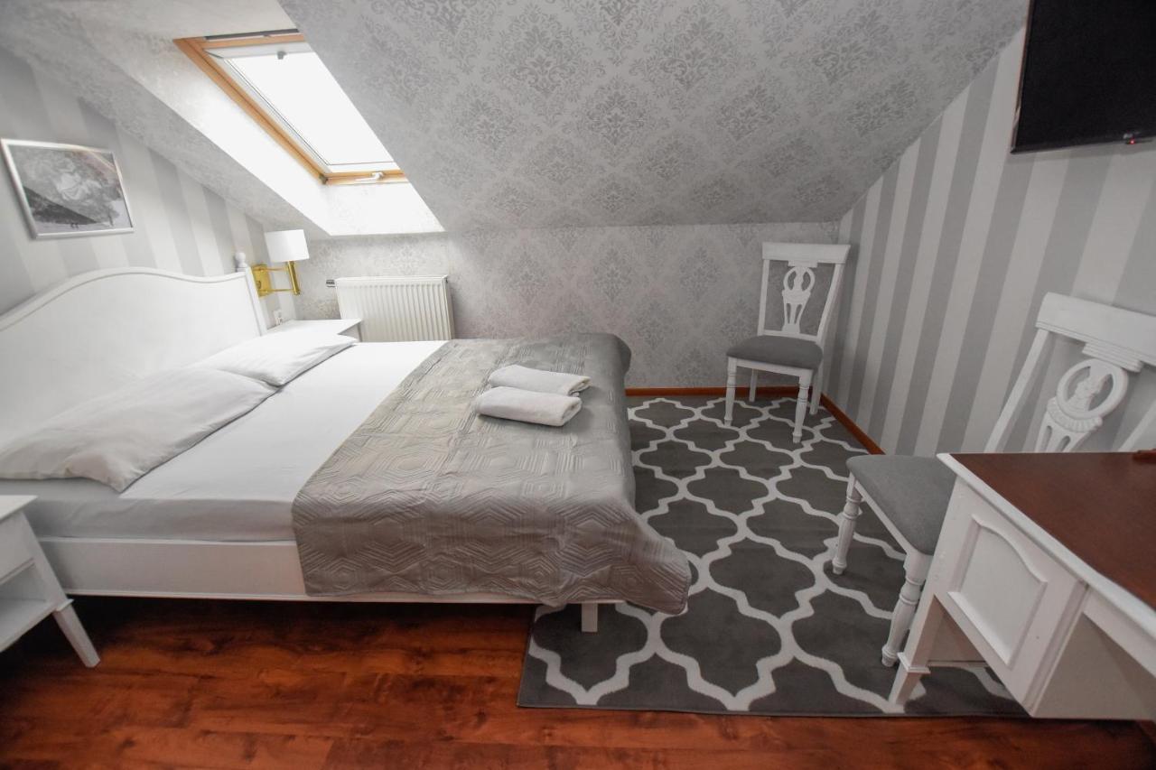 Hotel Dwor Ostoia à Rymanów Extérieur photo
