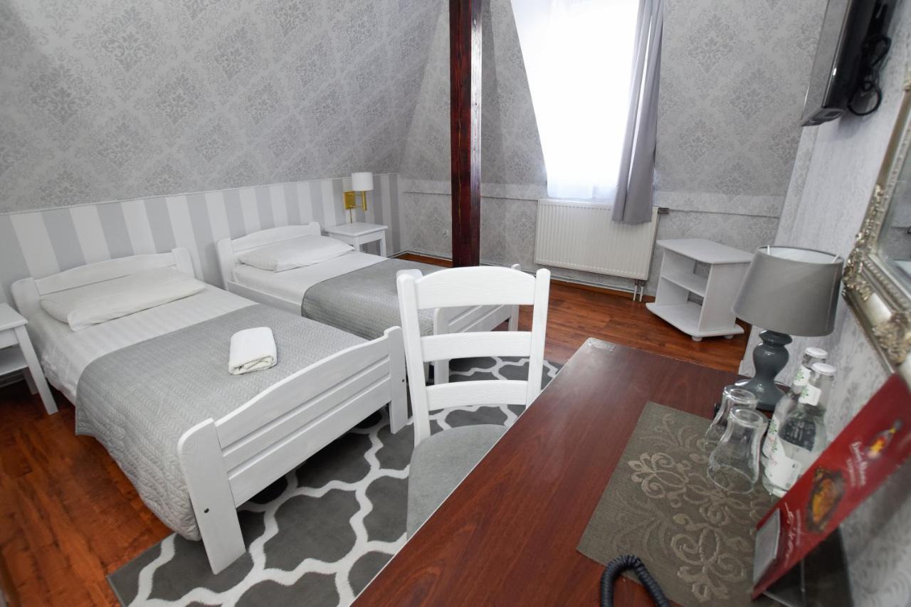 Hotel Dwor Ostoia à Rymanów Extérieur photo