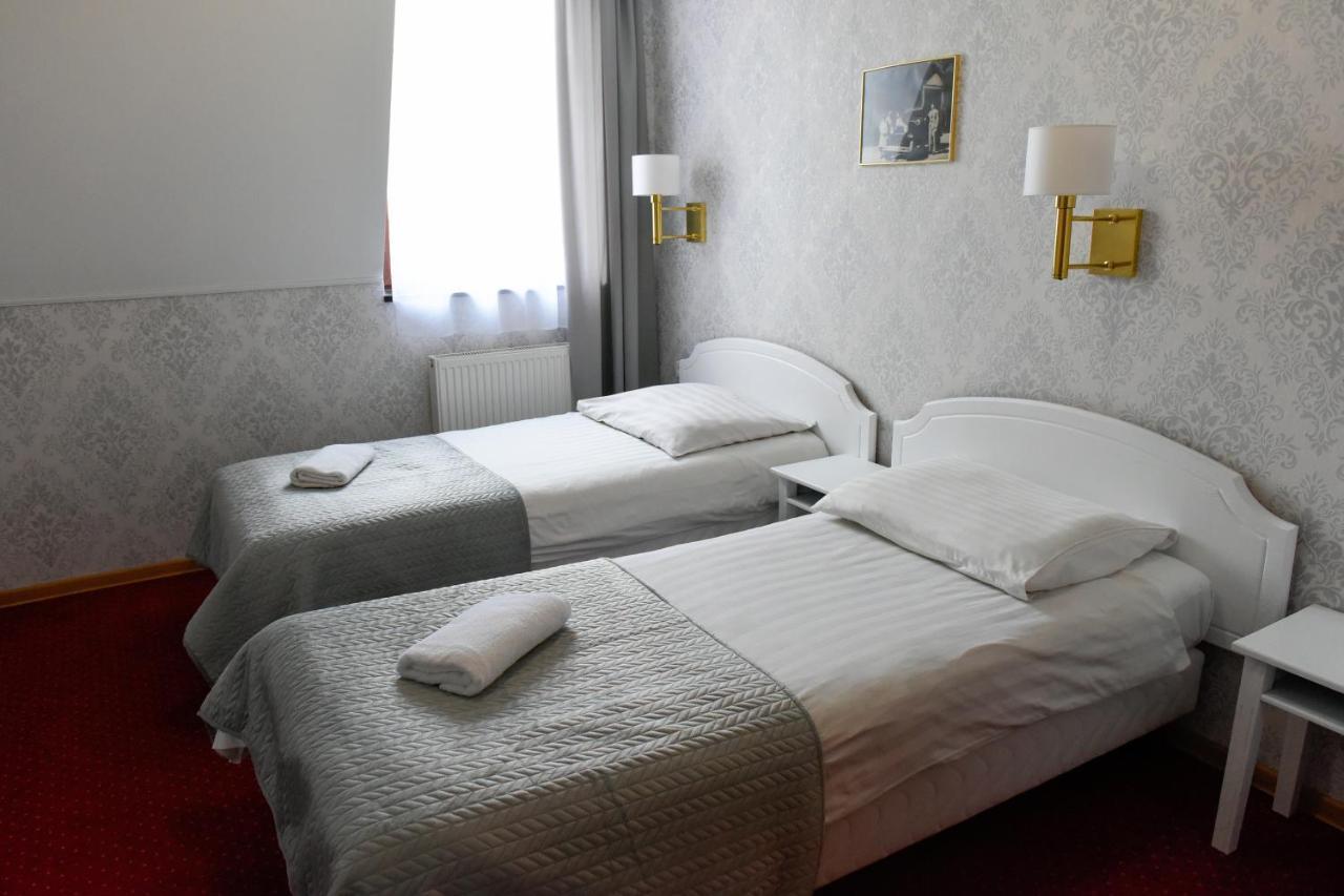 Hotel Dwor Ostoia à Rymanów Extérieur photo