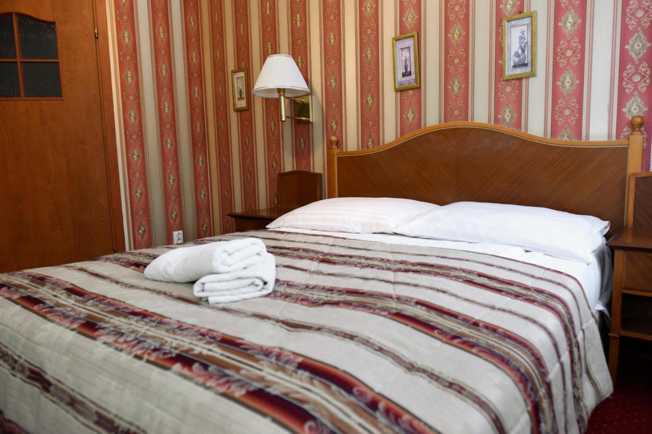 Hotel Dwor Ostoia à Rymanów Extérieur photo