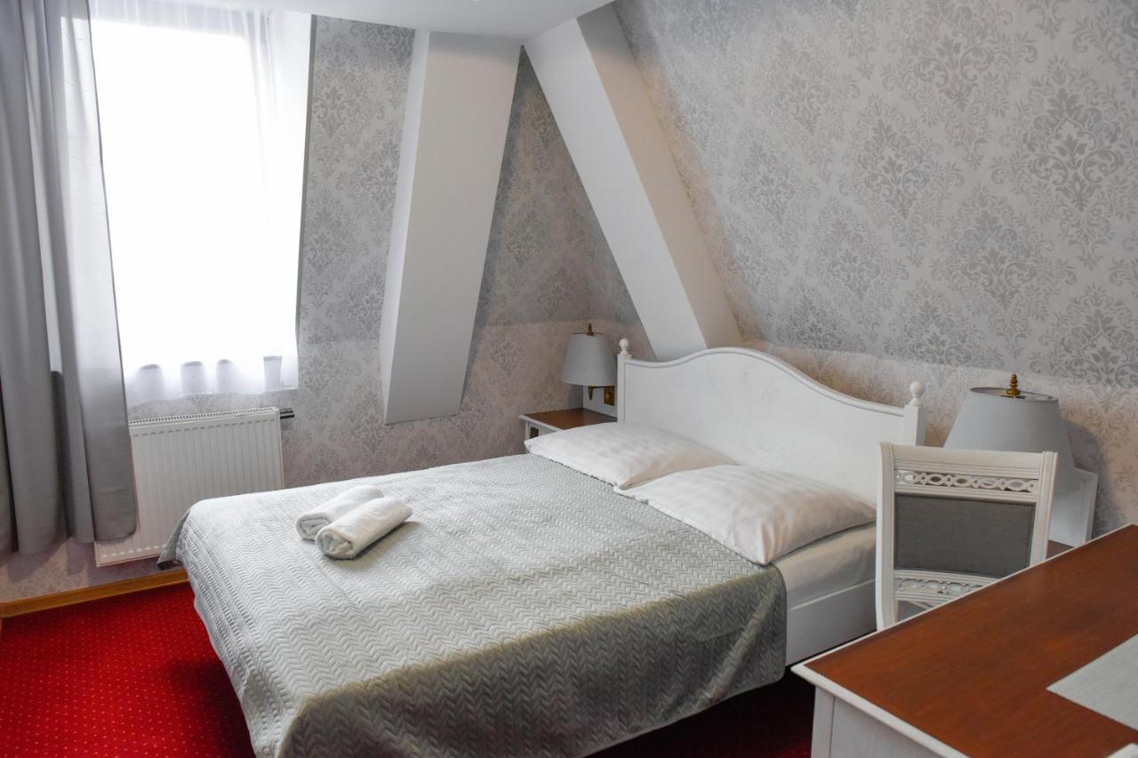 Hotel Dwor Ostoia à Rymanów Extérieur photo