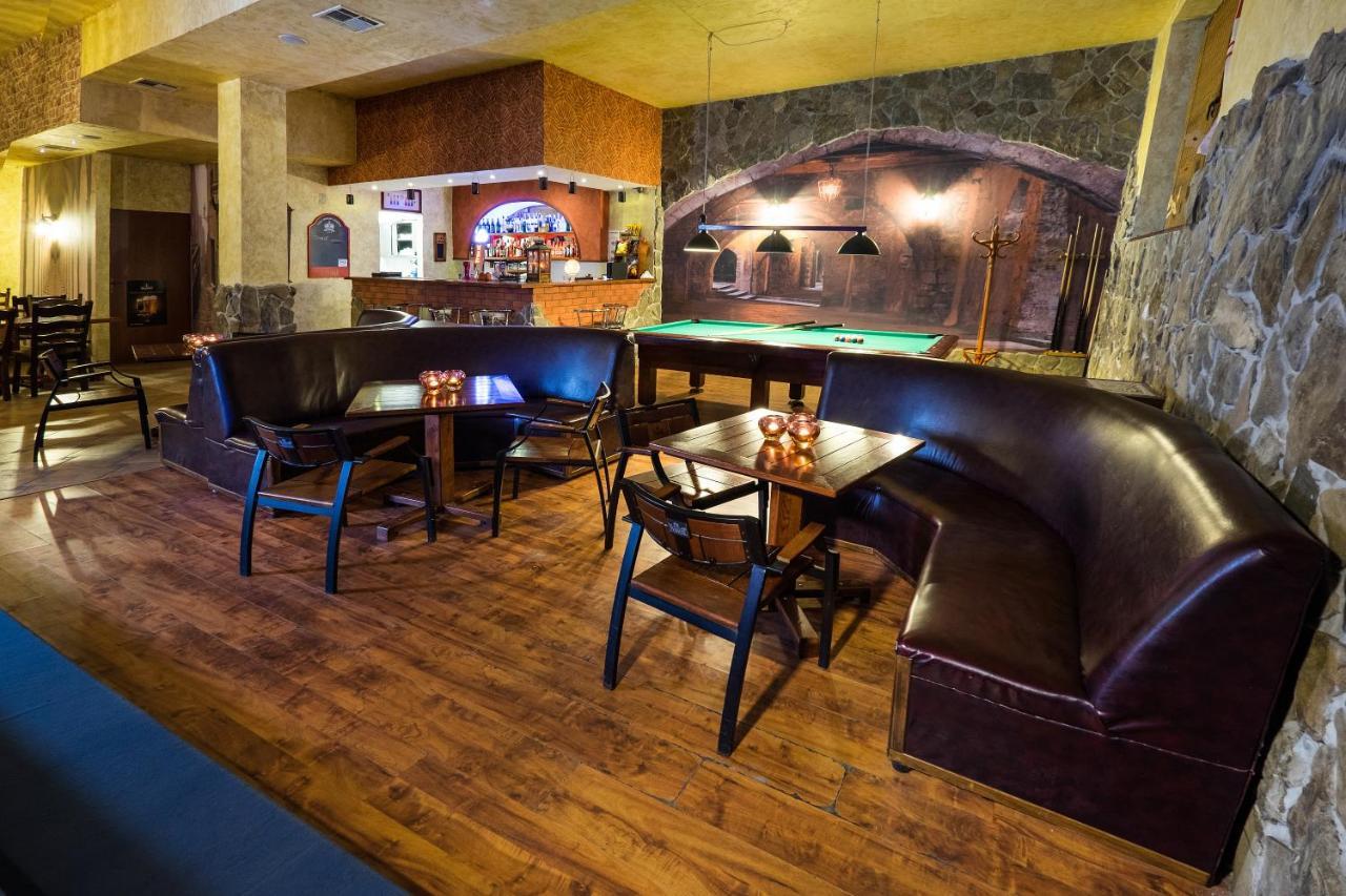 Hotel Dwor Ostoia à Rymanów Extérieur photo