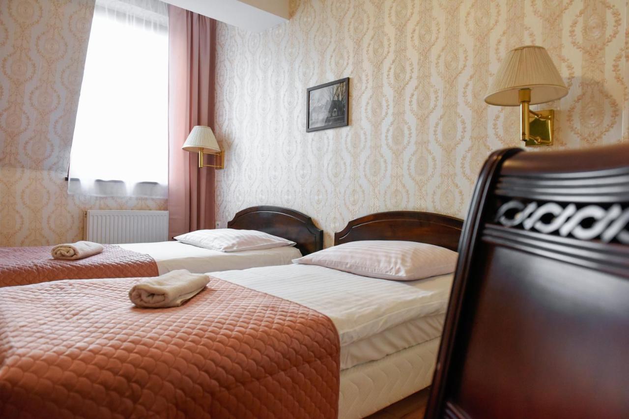 Hotel Dwor Ostoia à Rymanów Extérieur photo