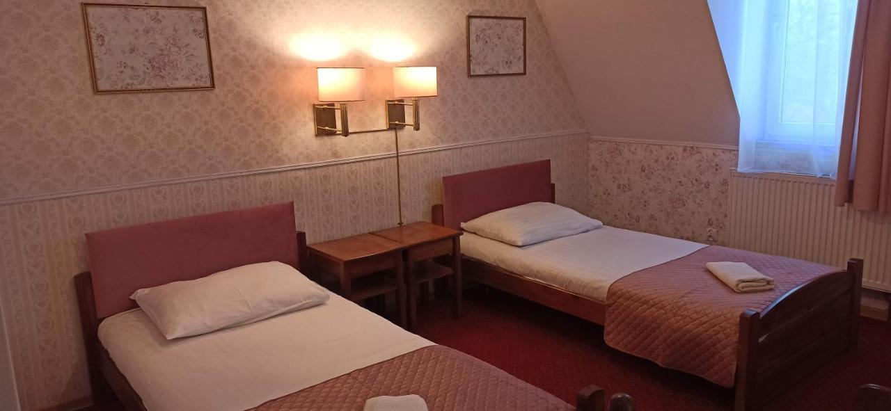 Hotel Dwor Ostoia à Rymanów Extérieur photo