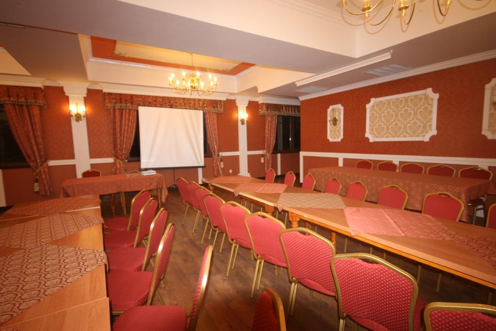 Hotel Dwor Ostoia à Rymanów Extérieur photo
