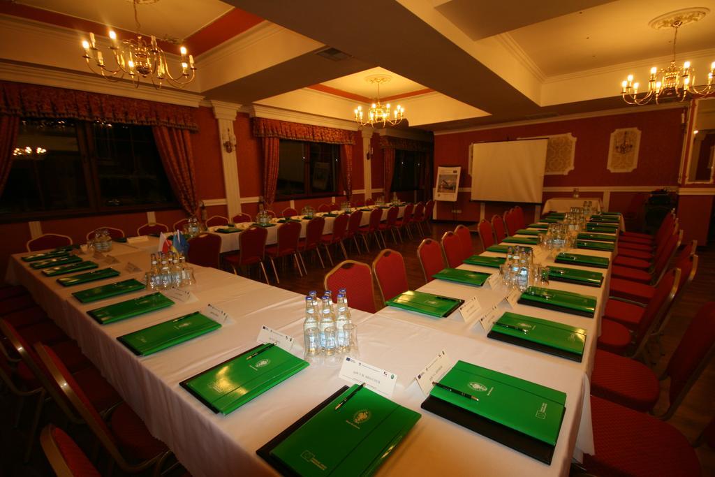 Hotel Dwor Ostoia à Rymanów Extérieur photo