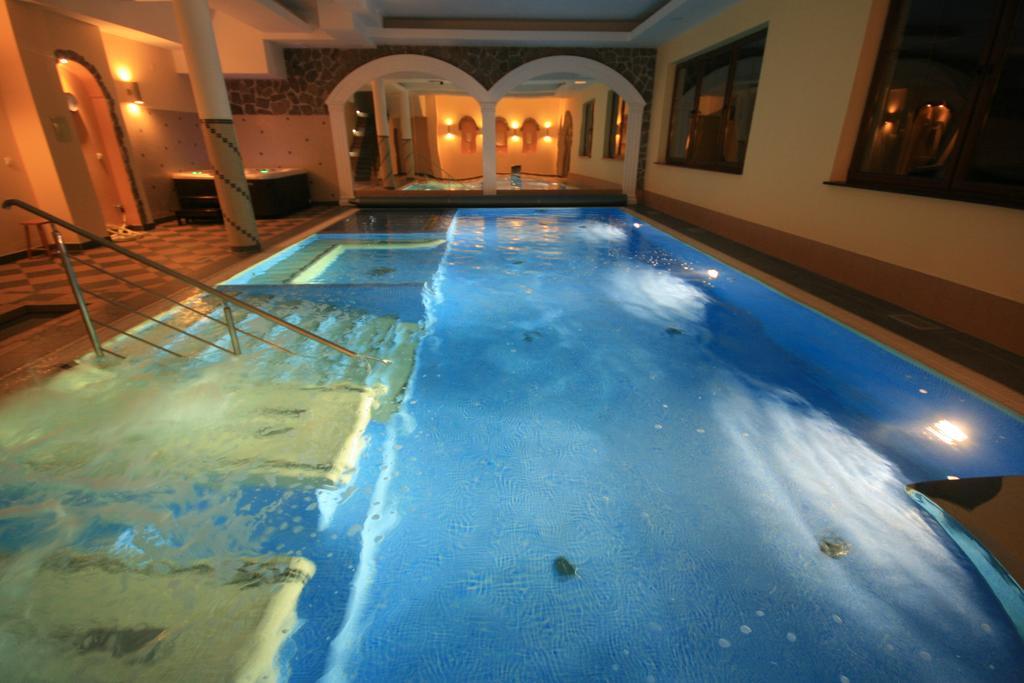 Hotel Dwor Ostoia à Rymanów Extérieur photo