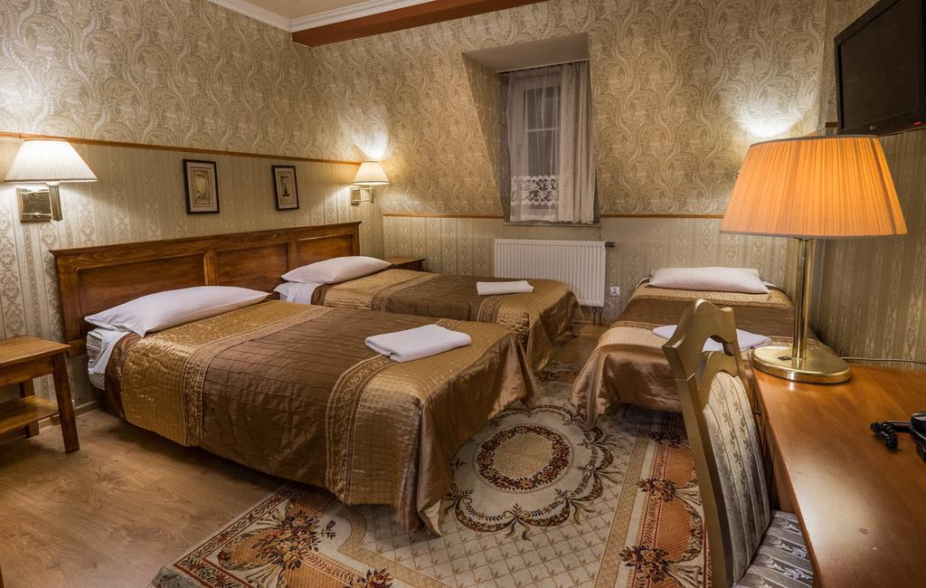 Hotel Dwor Ostoia à Rymanów Extérieur photo