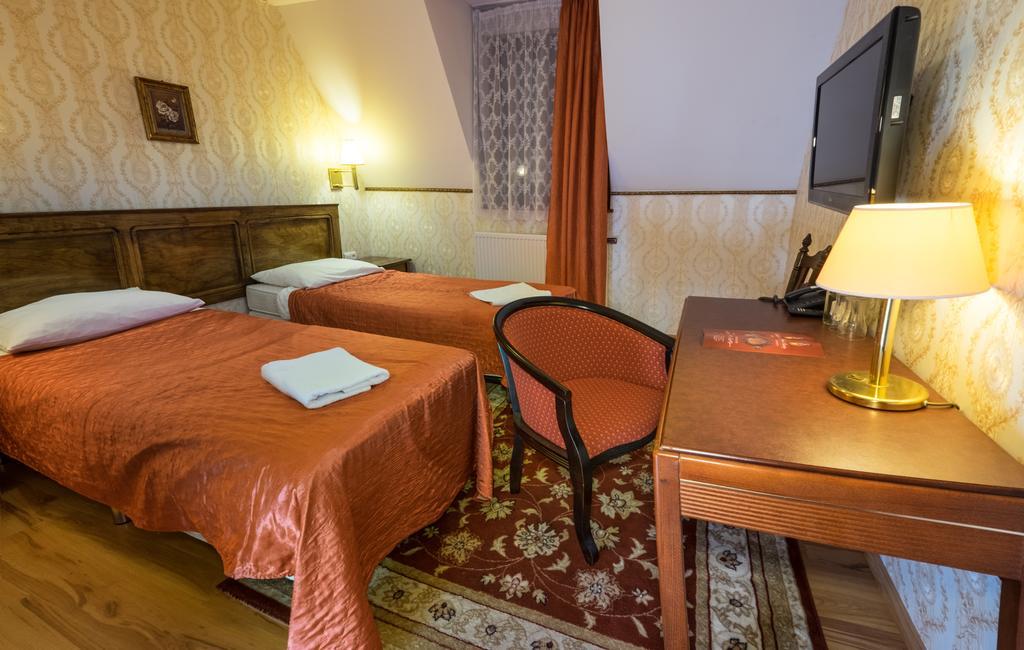 Hotel Dwor Ostoia à Rymanów Extérieur photo