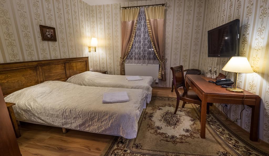 Hotel Dwor Ostoia à Rymanów Extérieur photo