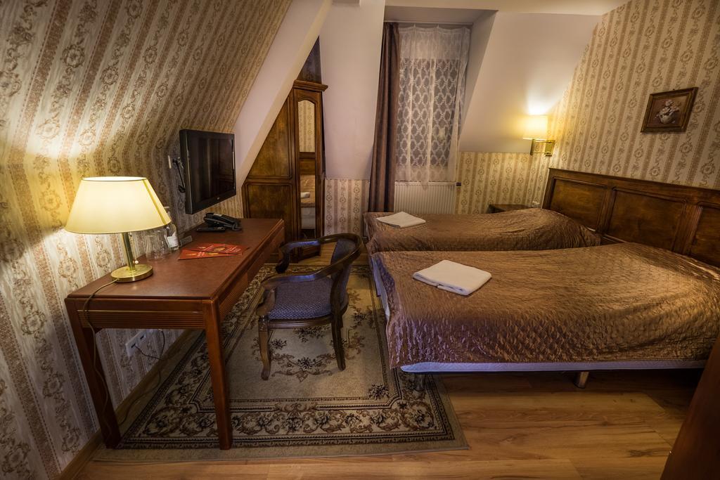Hotel Dwor Ostoia à Rymanów Extérieur photo
