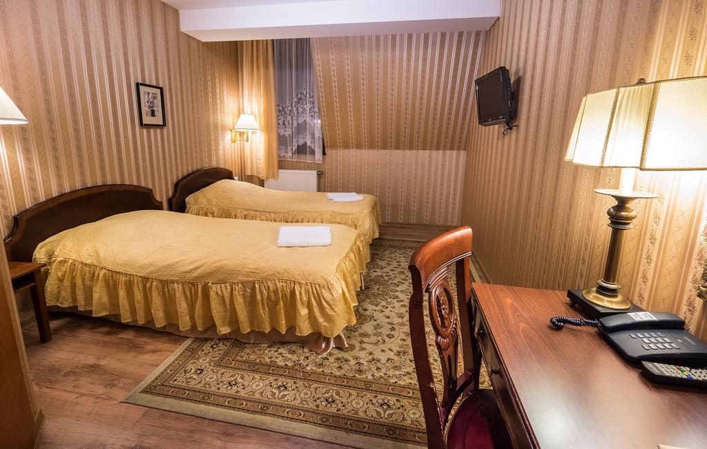 Hotel Dwor Ostoia à Rymanów Extérieur photo