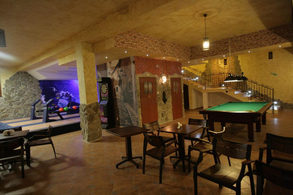 Hotel Dwor Ostoia à Rymanów Extérieur photo